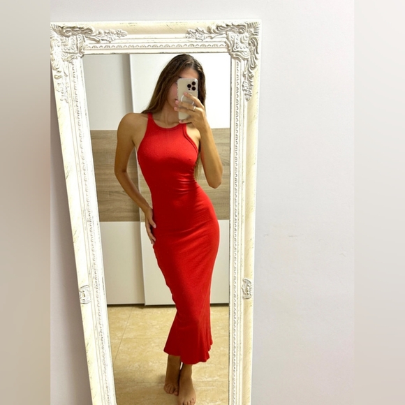 Elegant Red Sleeveless Dress - Picture 1 of 5